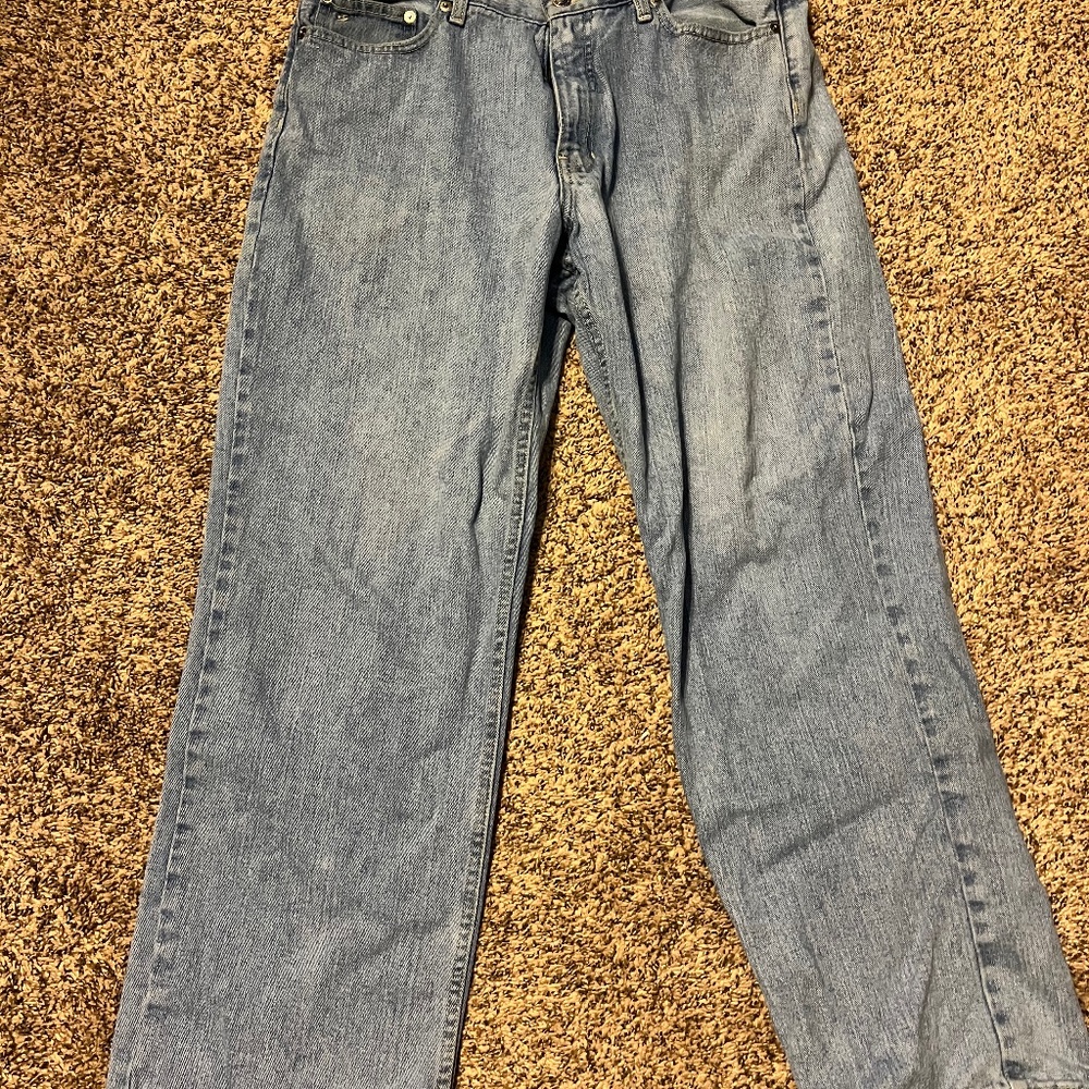 34x30 izod jeans relaxed fit.